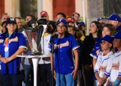 Delcy Rodríguez recibe trofeo de Campeón del Clásico Mundial de Béisbol