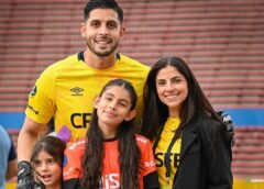 Rafael Romo alcanza los 100 partidos con la Universidad Católica de Ecuador y recibe reconocimiento